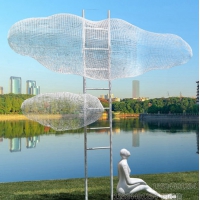 公园金属镂空云朵雕塑 网纱云朵人物摆件定制
